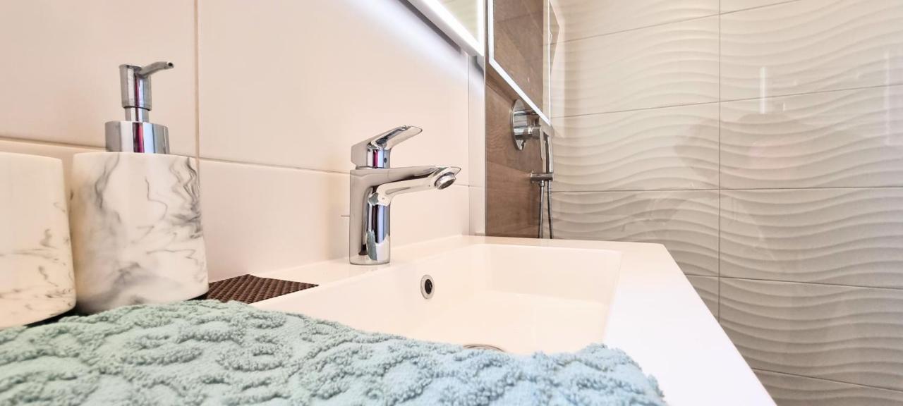 Roč Home Andrea With Infinity Salty Pool מראה חיצוני תמונה